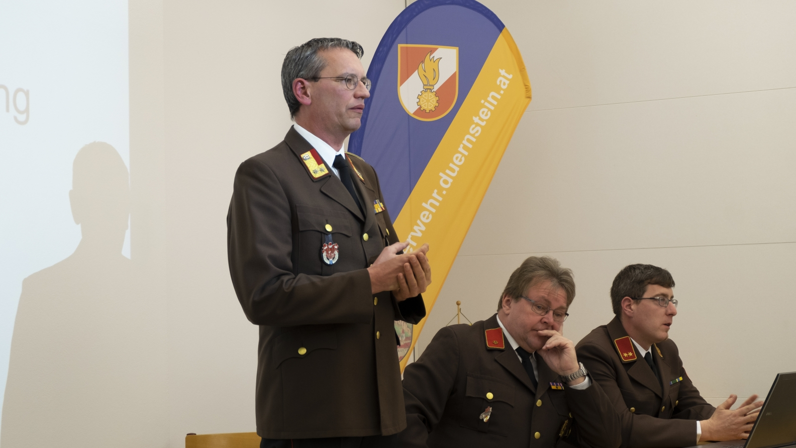 Kommandant Bauer eröffnet die Mitgliederversammlung 2019